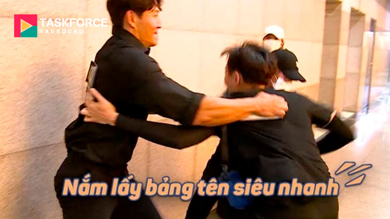 Kim Jong-kook trong Running Man Việt Nam, thể hiện sự hài hước và sức mạnh đặc trưng.