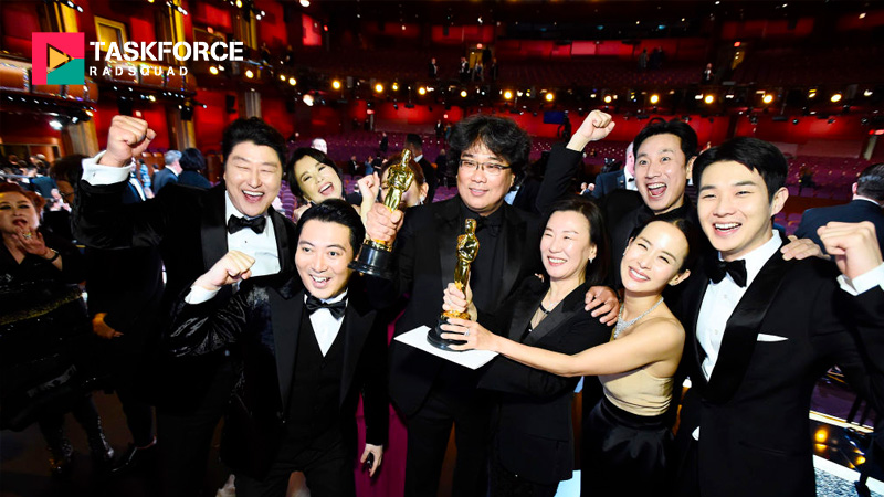 Choi Woo-shik tại lễ trao giải Oscar cùng dàn diễn viên "Parasite".