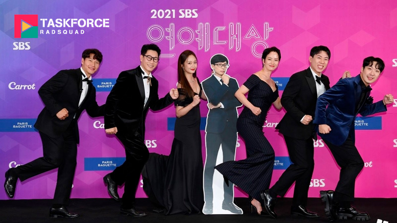Yang Se-chan nhận giải tại SBS Entertainment Awards 2021 cùng dàn cast Running Man.